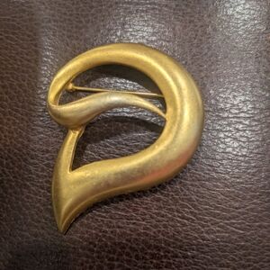 Elegant Gold Tone Brooch Vintage 1980 s